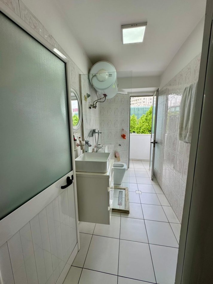 Tirane, jepet me qera zyre Kati 2, 65 m² 750 € (vasil shanto)