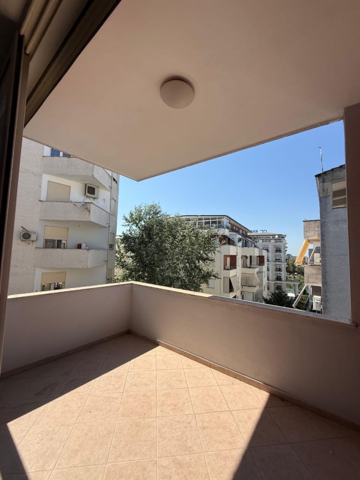 Tirane, shitet apartament 2+1+Ballkon Kati 3, 99 m² 225.000 € (Hotel Radisson , Liqeni i Thate)