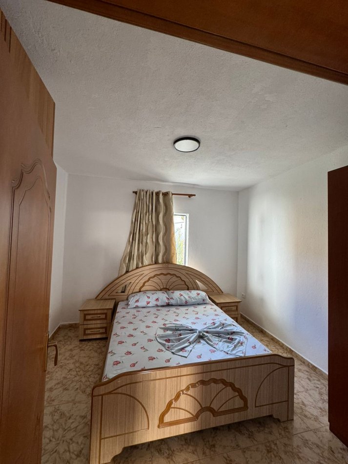 Tirane, jepet me qera shtepi 2+1+Ballkon Kati 2, 100 m² 550 € (Qytet studenti rruga budi)