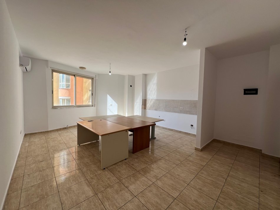Tirane, jepet me qera apartament 2+1+Ballkon Kati 5, 100 m² 500 € (Selvia)