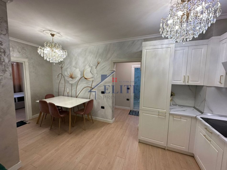 Tirane, jepet me qera apartament 2+1+Ballkon Kati 7, 75 m² 600 € (Don Bosko)