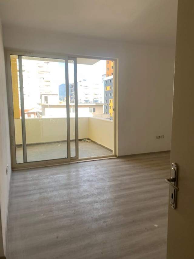 Tirane, shitet apartament 1+1+BLK Kati 4, 120 m² 85.000 Euro (Fusha e Aviacionit)