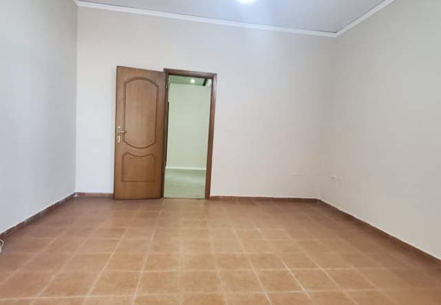 Tirane, jepet me qera ambjent biznesi 105 m² 500 Euro