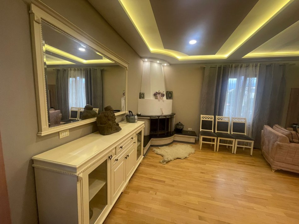 Tirane, jepet me qera Vile 3+1+Aneks+Ballkon Kati 1, 580 m² 1.000 € (rrtuga jordan misja)