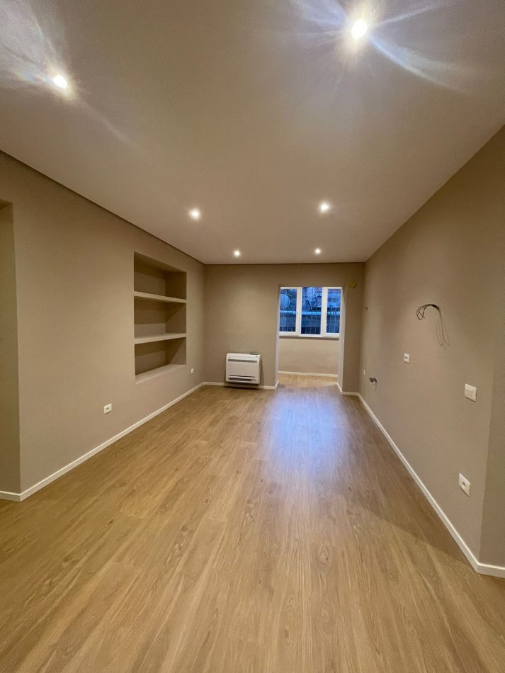 Tirane, jepet me qera ambjent biznesi Kati 2, 93 m² 900 € (Rruga Kavajes)