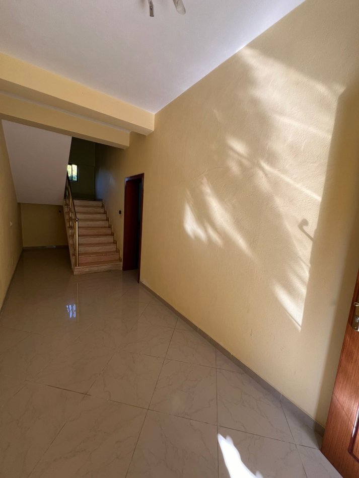 Tirane, jepet me qera apartament 3+1 Kati 2, 121 m² 700 € (Yzberisht)
