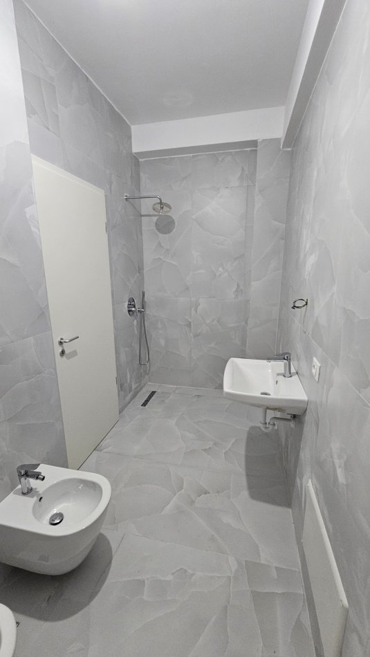 Tirane, jepet me qera apartament 1+1 Kati 7, 60 m² 300 € (Ali Demi)