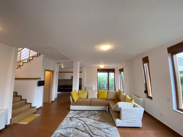 Tirane, jepet me qera Vile 438 m² 2.400 Euro (TEG)