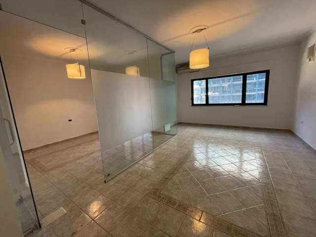 Tirane, jepet me qera ambjent biznesi Kati 1, 132 m² 800 Euro (Faik Konica)