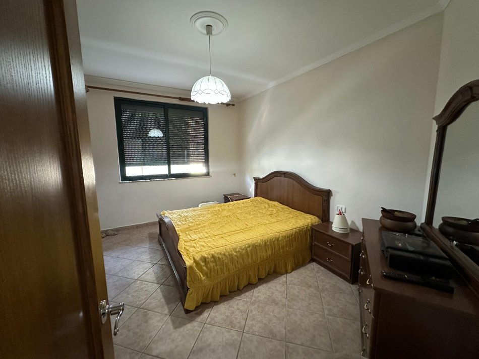 Tirane, jepet me qera zyre Kati 3, 110 m² 1.100 € (ish ekspozita)