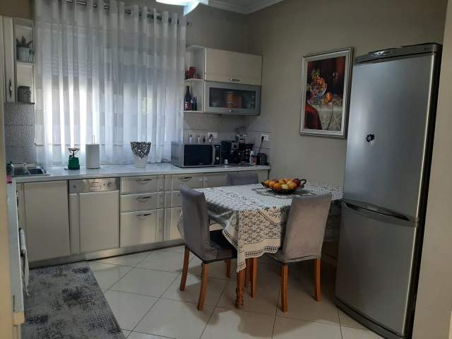 Tirane, jepet me qera apartament 2+1 Kati 3, 80 m² 500 Euro (Rruga e Durresit, prane Kafe Flora)