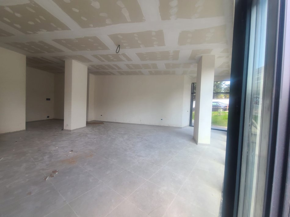 Tirane, jepet me qera ambjent biznesi Kati 0, 84 m² 1.200 € (Ambasada Amerikane , Shkolla Osman Myderizi)