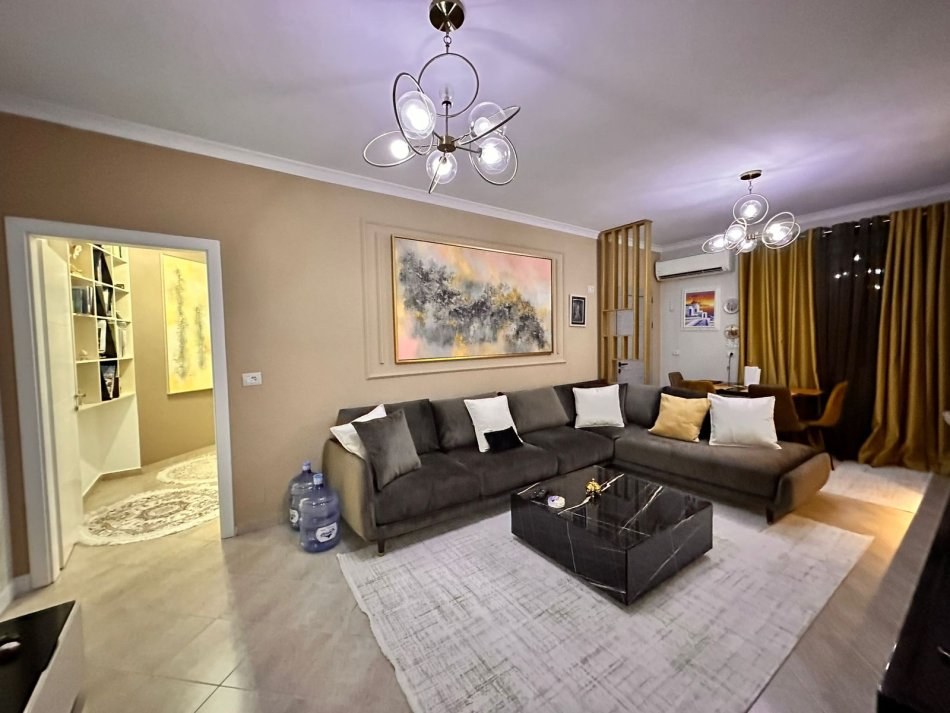 Tirane, jepet me qera apartament 2+1+P (i mobiluar) , 1.000 € (Kodra e Diellit,prane bonavita bar).