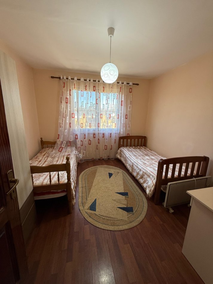 Tirane, jepet me qera apartament 2+1 Kati 5, 85 m² 450 € (ish parku i autobuzave)