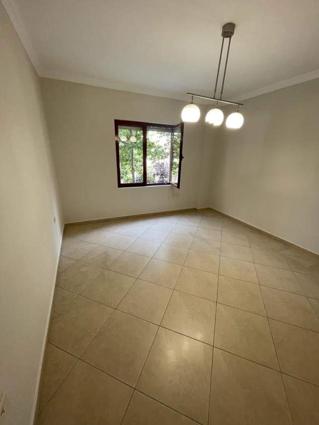 Tirane, jepet me qera ambjent biznesi Kati 3, 106 m² 800 Euro (rruga Kavajes)