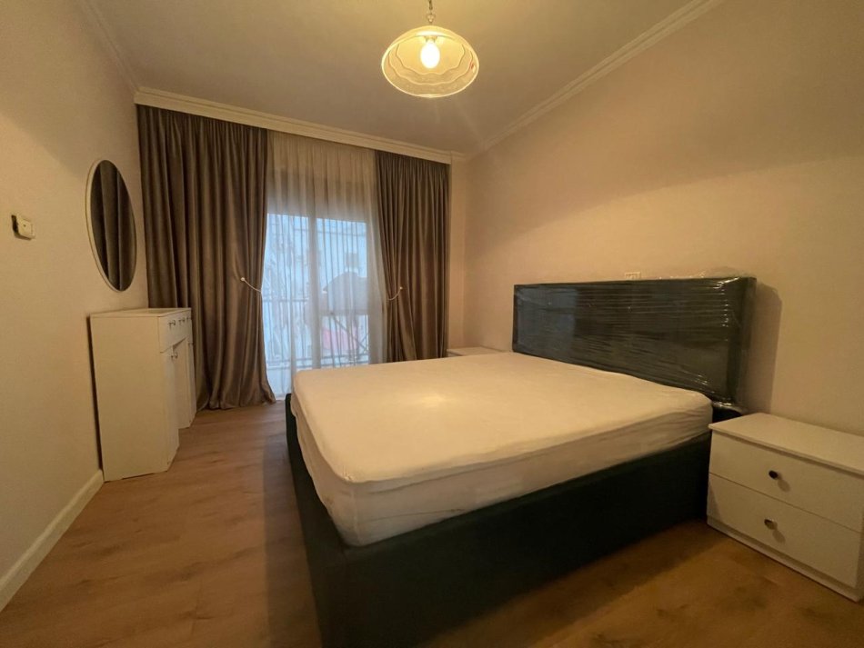 Tirane, jepet me qera apartament 2+1+Aneks+Ballkon Kati 6, 90 m² 500 € (rruga 5 maj)
