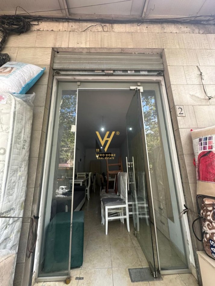 Tirane, shitet dyqan Kati 0, 66 m² 200.000 € (MEDRESEJA)