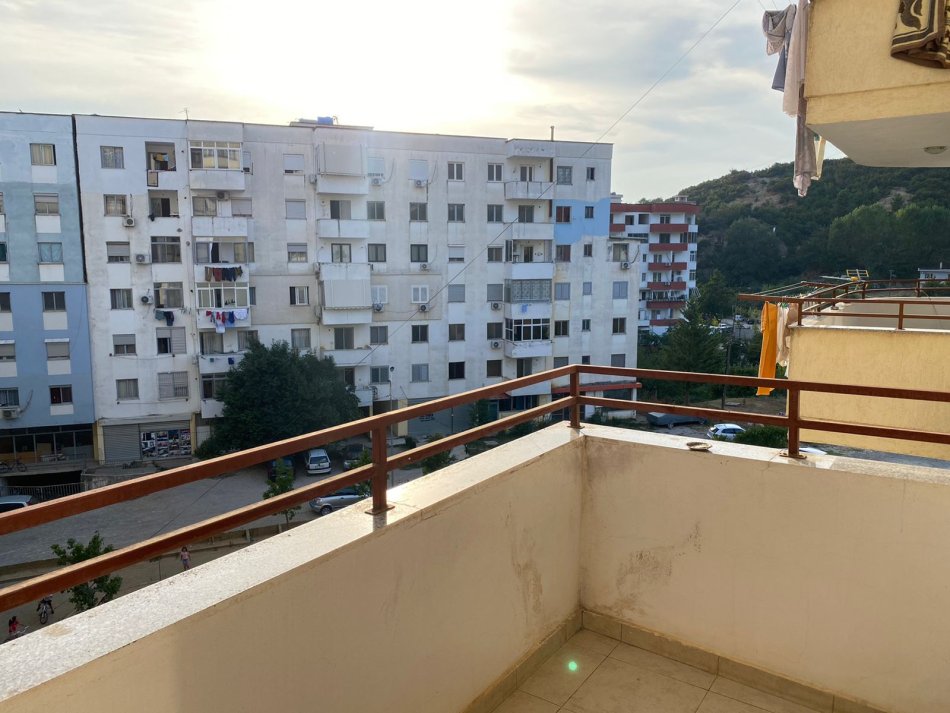 Tirane, jepet me qera apartament 1+1 Kati 3, 70 m² 250 € 
