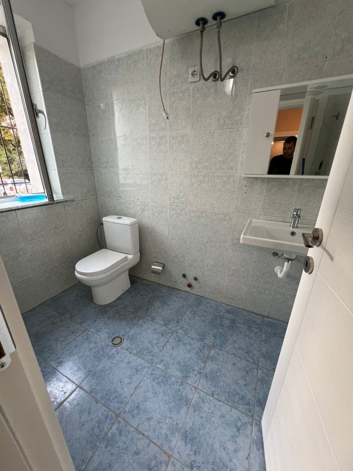 Shitet, Apartament 1+1, në Rrugën e Dibrës, Shkolla e Bashkuar