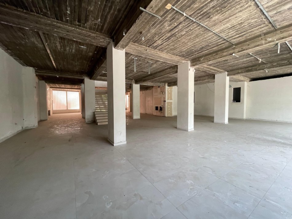 Tirane, jepet me qera ambjent biznesi Kati 0, 1.100 m² 140 € (Mbikalimi i Komunes)