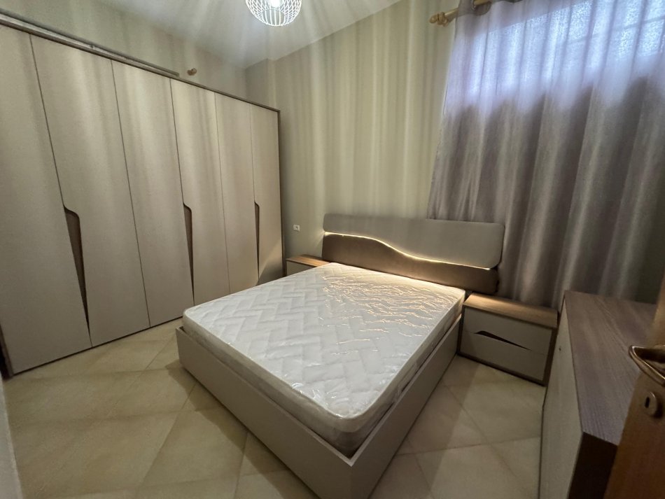 Tirane, jepet me qera apartament 2+1 Kati 0, 80 m² 300 € (fresk)