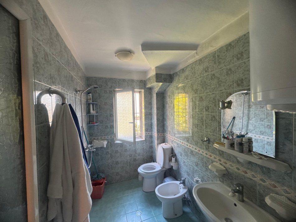 Shqiperi, jepet me qera apartament 3+1+Ballkon Kati 2, 85 m² 550 € (Rruga e Elbasanit | Ambasada Amerikane)