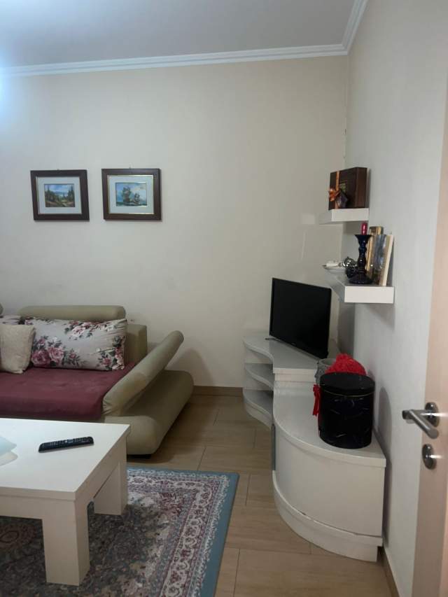 Tirane, jepet me qera apartament 2+1 Kati 3, 90 m² 600 Euro (rruga Fortuzi)