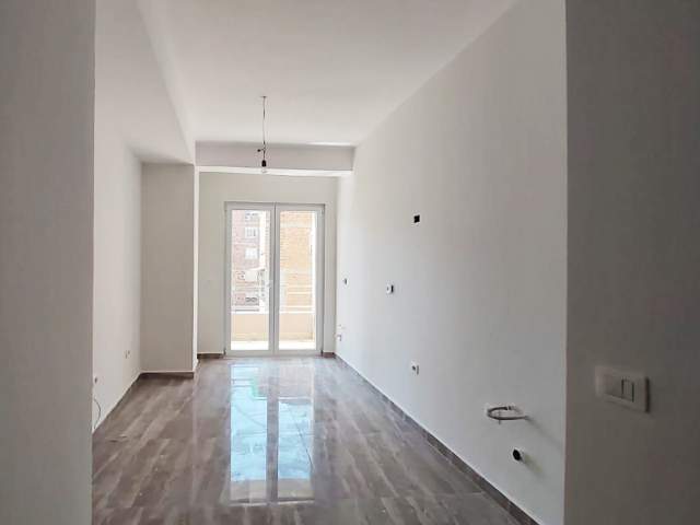 Tirane, shitet apartament 84 m² 142.800 Euro