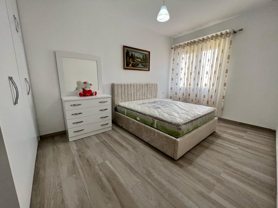 Tirane, jepet me qera apartament 1+1 Kati 4, 70 m² 450 € (rruga 5 maji)