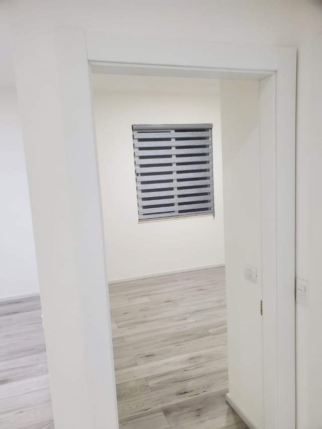 !DHENE!Durres, jepet me qera ambjent biznesi Kati 1, 52 m² 35.000 Lek (Ne rrugen mes Pallatit te Sportit dhe Stadiumit)