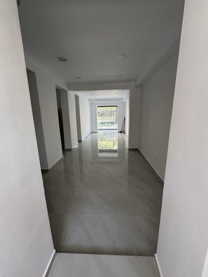 Tirane, jepet me qera dyqan Kati 0, 65 m² 2.000 € (21 Dhjetori ne Kryqezim)