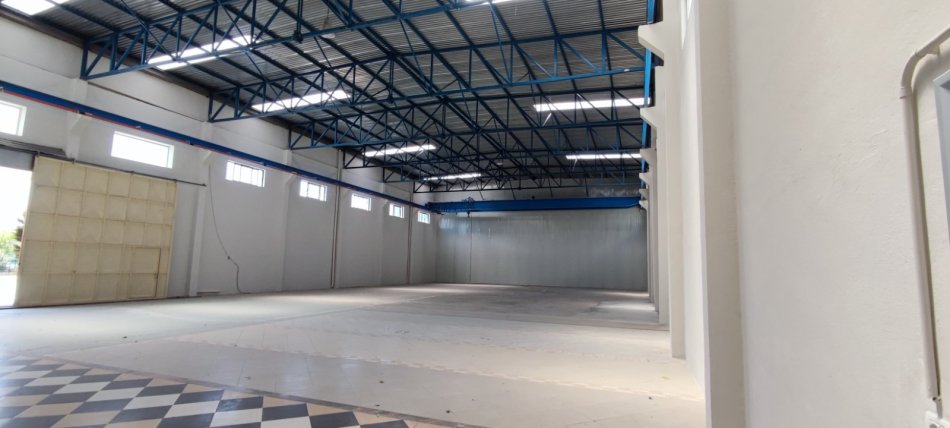Tirane, jepet me qera ambjent biznesi Kati 0, 2.300 m² 4.500 € (Vore)