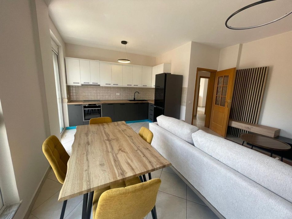 Tirane, jepet me qera apartament 2+1 Kati 3, 110 m² 850 € (Rruga Kavajes)