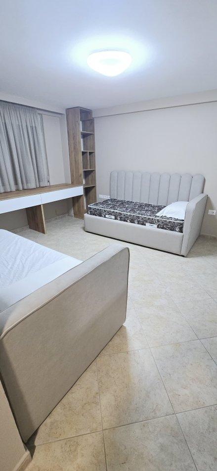 Tirane, jepet me qera apartament 3+1 Kati 1, 135 m² 1.100 € (rruga haxhi hysen dalliu)