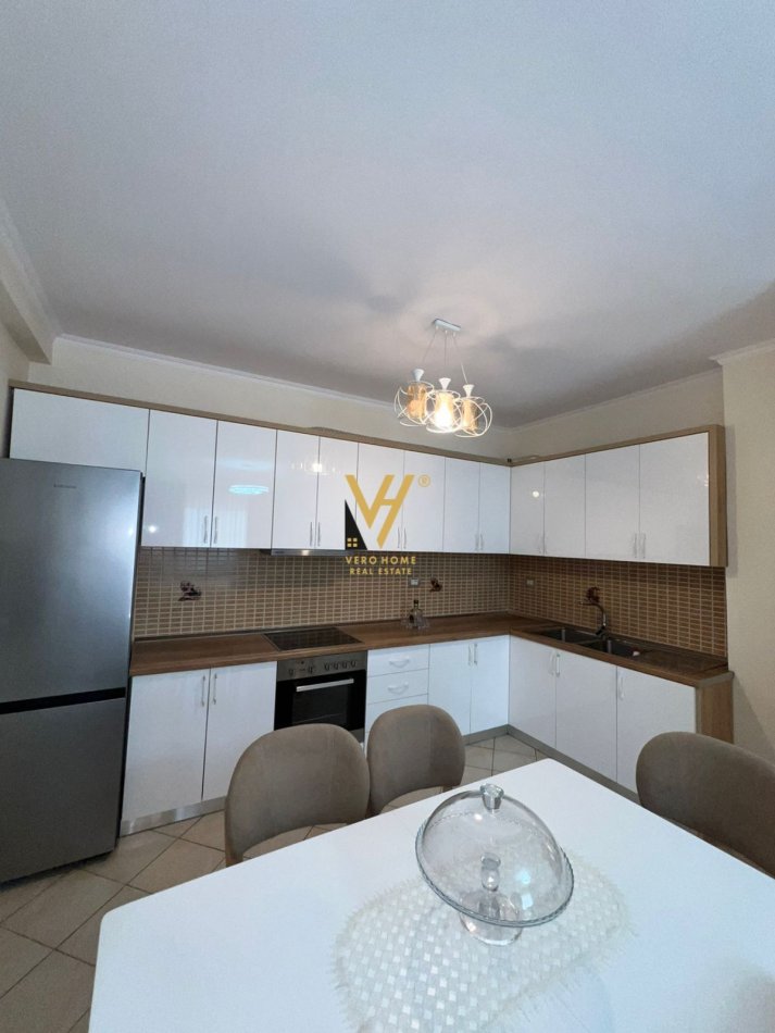 Tirane, jepet me qera apartament 2+1+Ballkon Kati 3, 115 m² 450 € (FRESK)