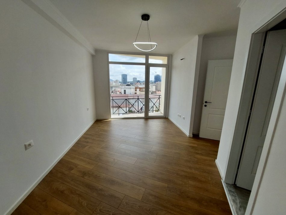 Shitet Apartament 2+1+2 te Rr, Barrikadave