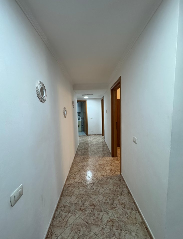 Tirane, jepet me qera apartament 2+1+Ballkon Kati 9, 105 m² 750 € (Stacioni i Trenit)