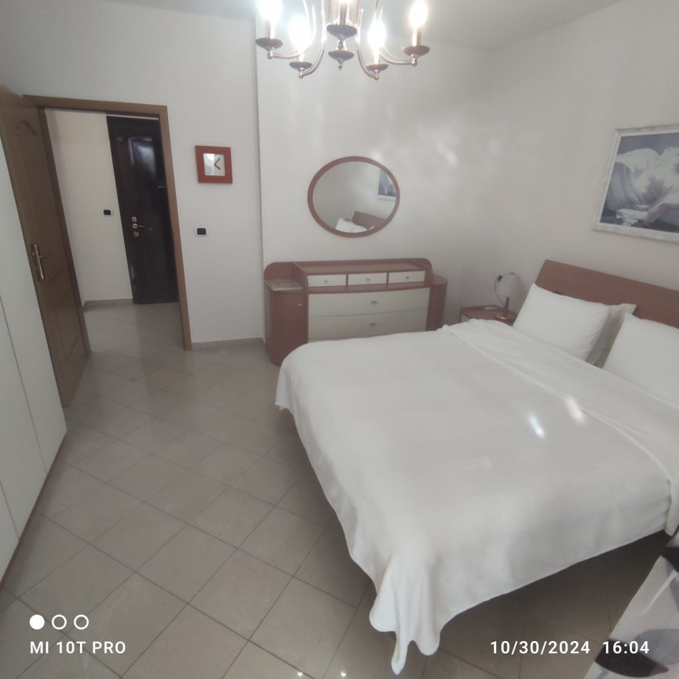 Tirane, jepet me qera apartament 2+1 Kati 10, 1.000 € (Ish Blloku)