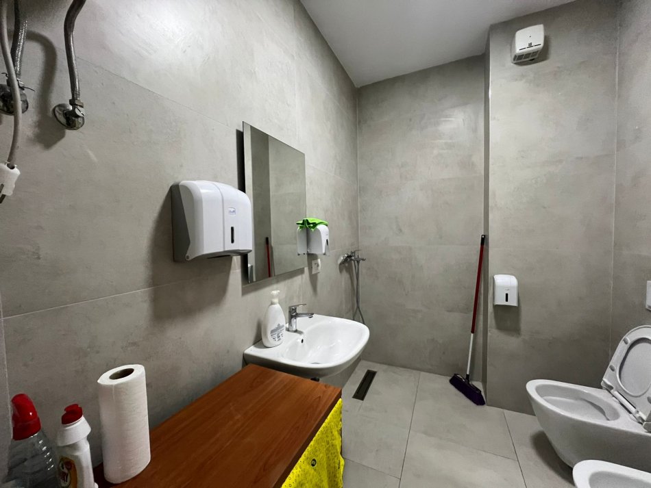 Tirane, jepet me qera ambjent biznesi Kati 1, 107 m² 750 € (ish hipoteka)
