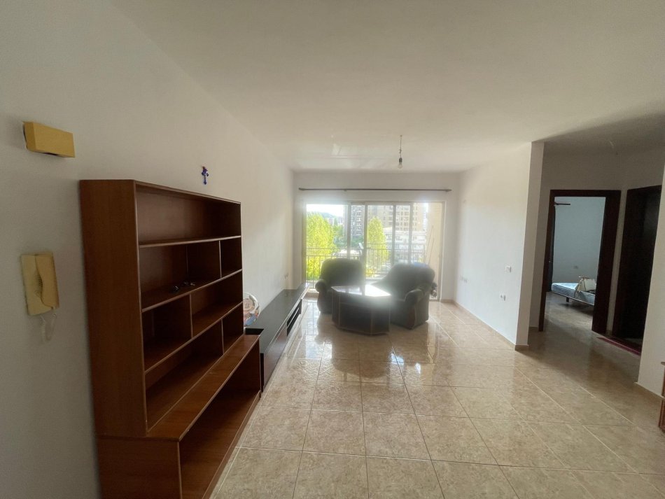 Tirane, jepet me qera apartament 2+1 Kati 3, 93 m² 450 € (Fusha e Aviacionit)