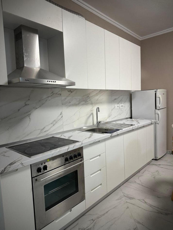 Tirane, jepet me qera apartament 1+1 Kati 1, 58 m² 400 € (Senatoruim)