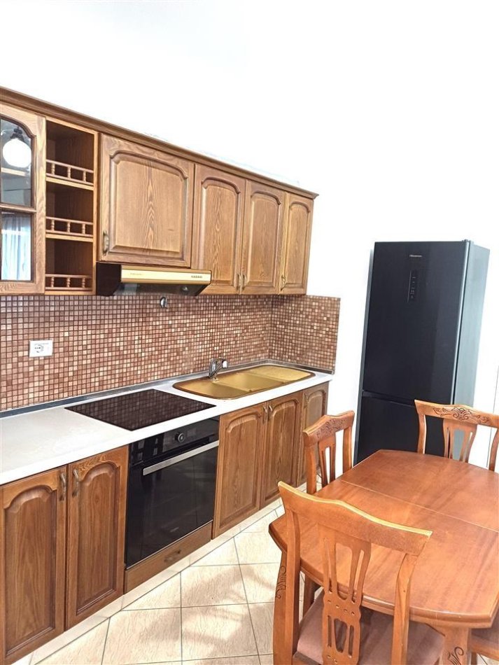 Tirane, jepet me qera apartament 2+1+Ballkon Kati 3, 80 m² 500 € (rruga irfan tomini , perballe hotel hillton)