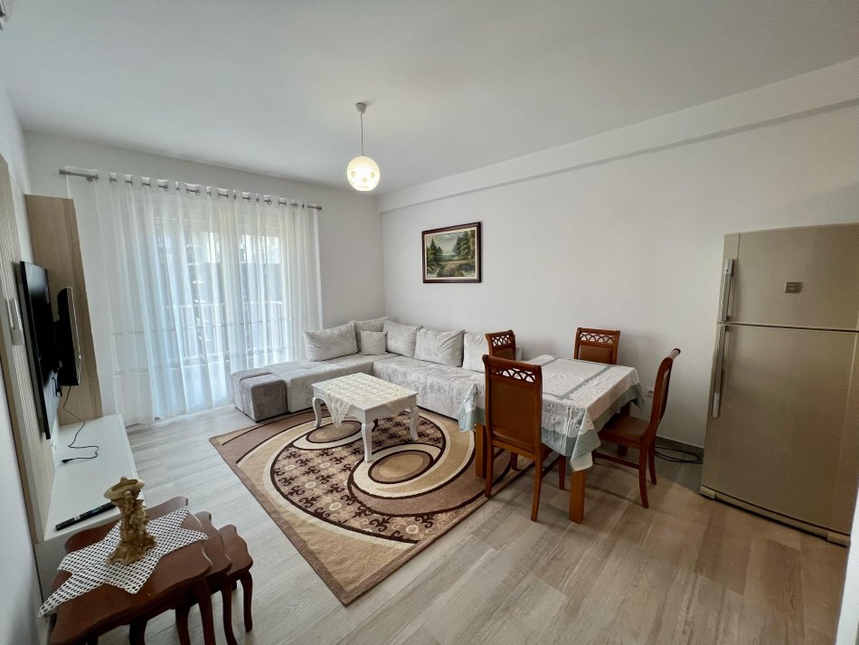 Tirane, jepet me qera apartament 1+1 Kati 4, 70 m² 450 € (rruga 5 maji)