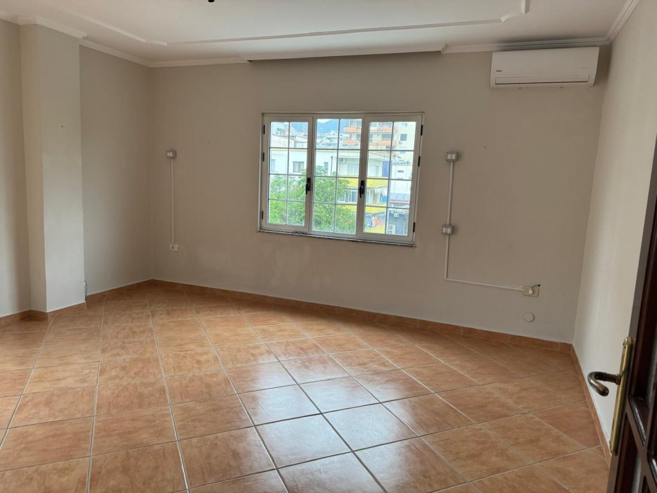 Tirane, jepet me qera zyre Kati 4, 178 m² 1.800 € (Sheshi Willson, Bllok.)