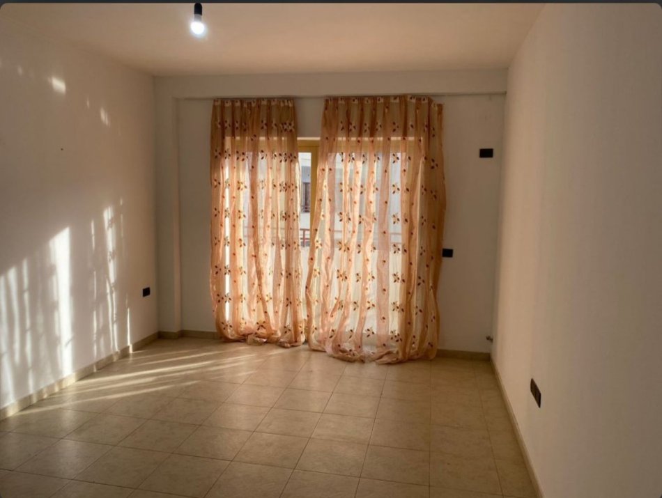 Tirane, jepet me qera apartament 1+1 Kati 3, 70 m² 250 € (Fresk)