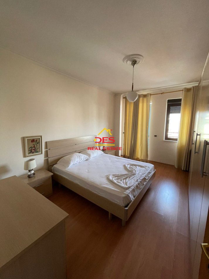 Tirane, jepet me qera apartament 2+1+Ballkon Kati 8, 145 m² 800 € (Blloku,Tirane)