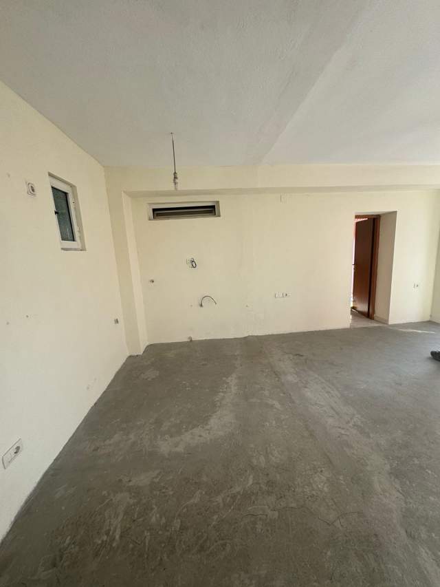 Tirane, jepet me qera ambjent biznesi Kati 2, 40 m² 65.000 Leke (prane Diamond Dental)