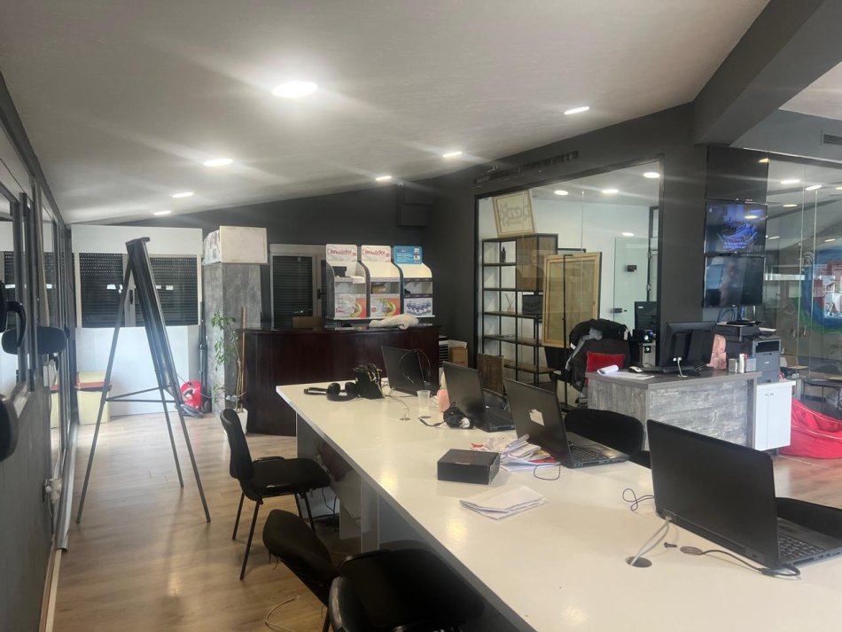 Tirane, jepet me qera zyre Kati 7, 250 m² 250.000 € (ish tregu elektrik)