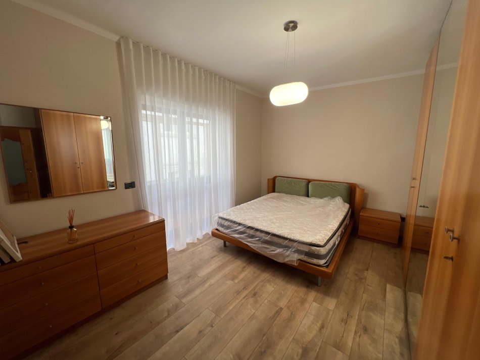 Tirane, jepet me qera apartament 3+1 Kati 3, 105 m² 650 € (rruga e kavajes)