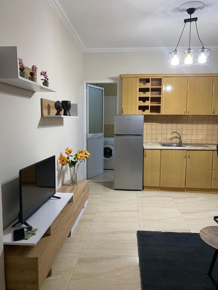 Tirane, jepet me qera 1+1+Ballkon Kati 2, 65 m² 400 € (3 vellezerit kondi)